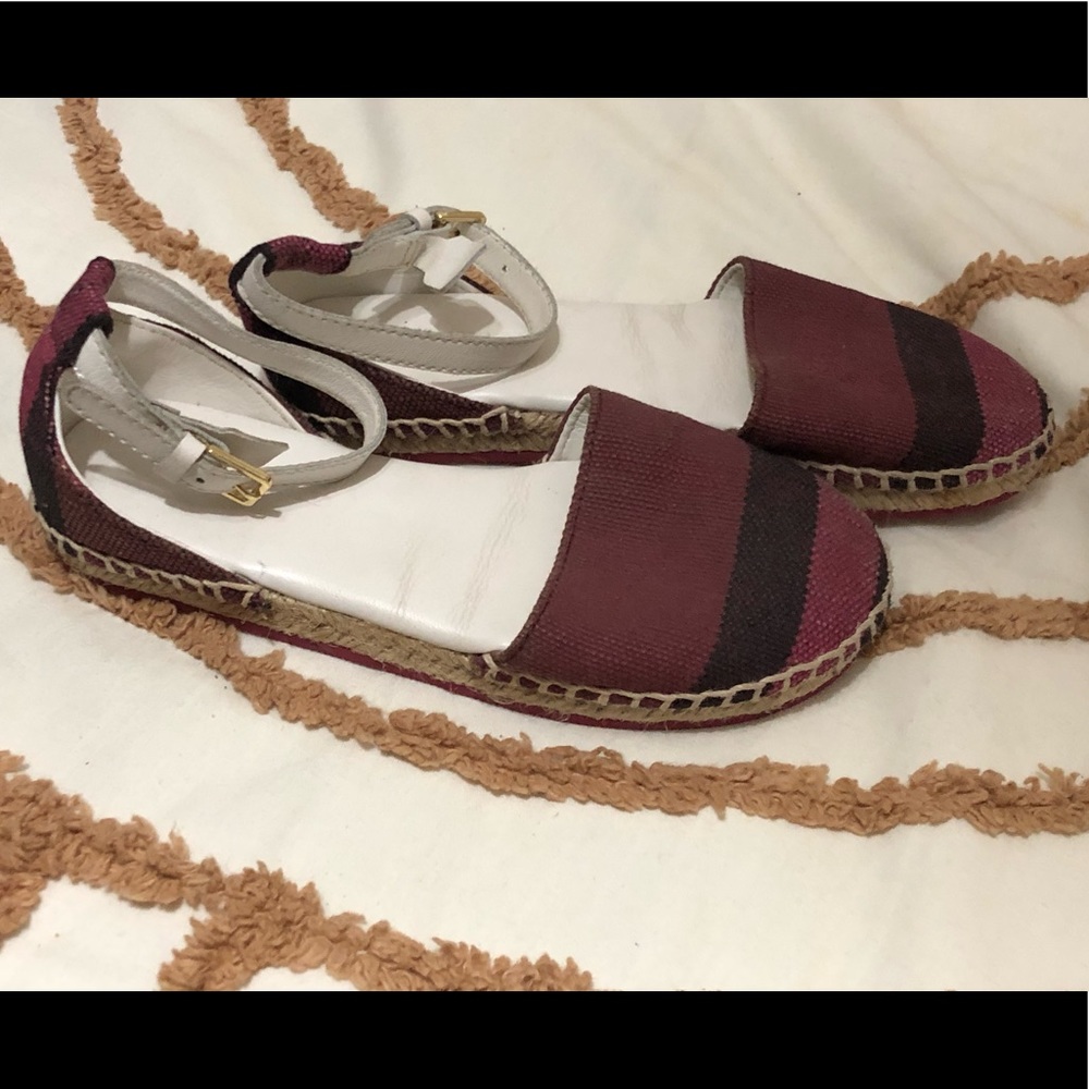 Burberry Sandals, only wear it about twice. In nice condition almost like new.